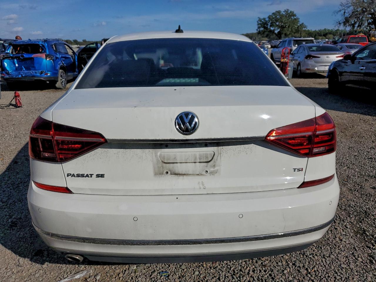 2017 VOLKSWAGEN PASSAT SE photo 6