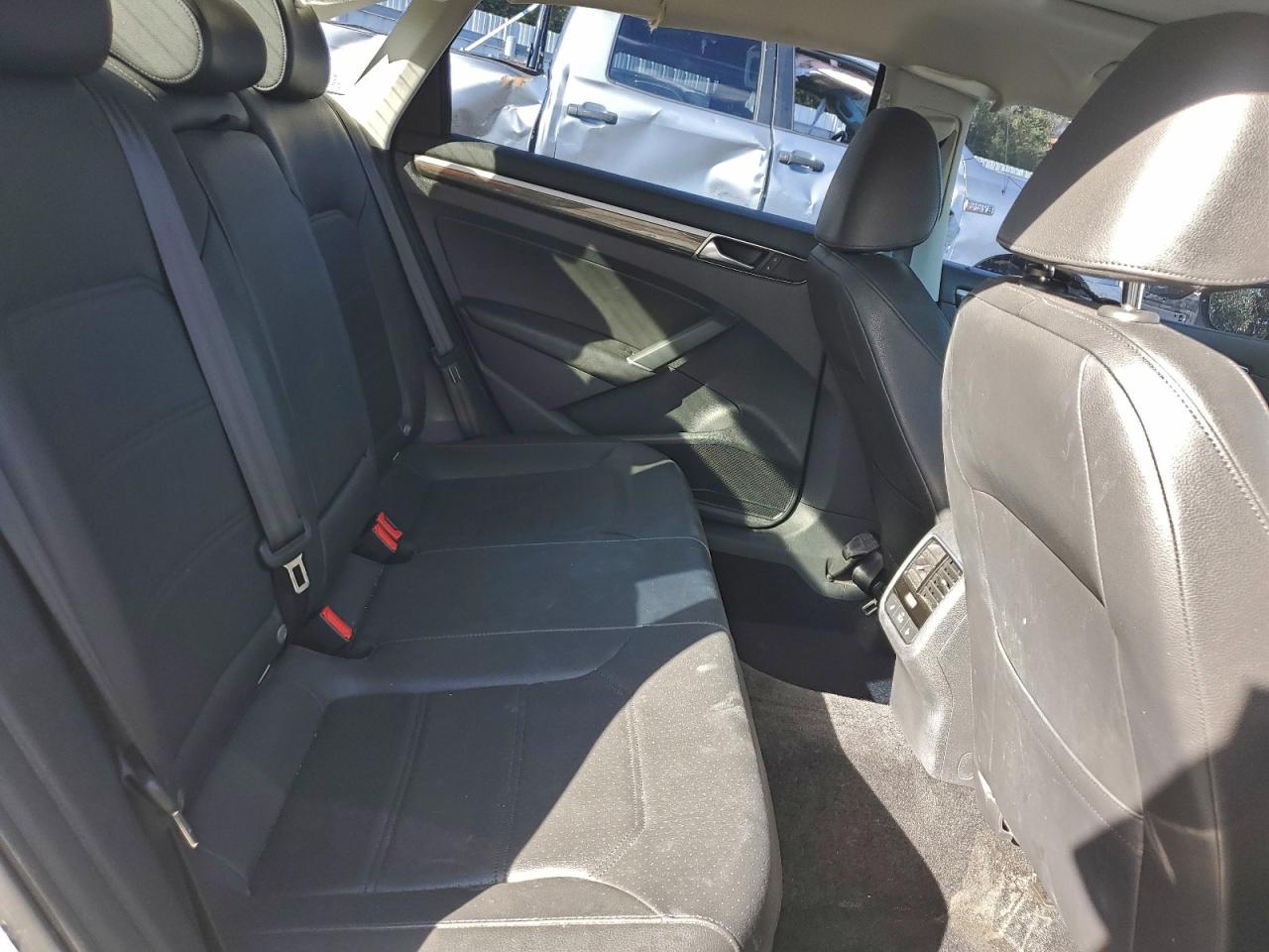 2017 VOLKSWAGEN PASSAT SE photo 10
