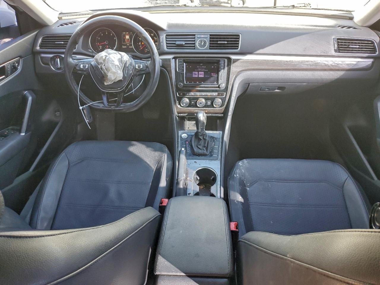 2017 VOLKSWAGEN PASSAT SE photo 8