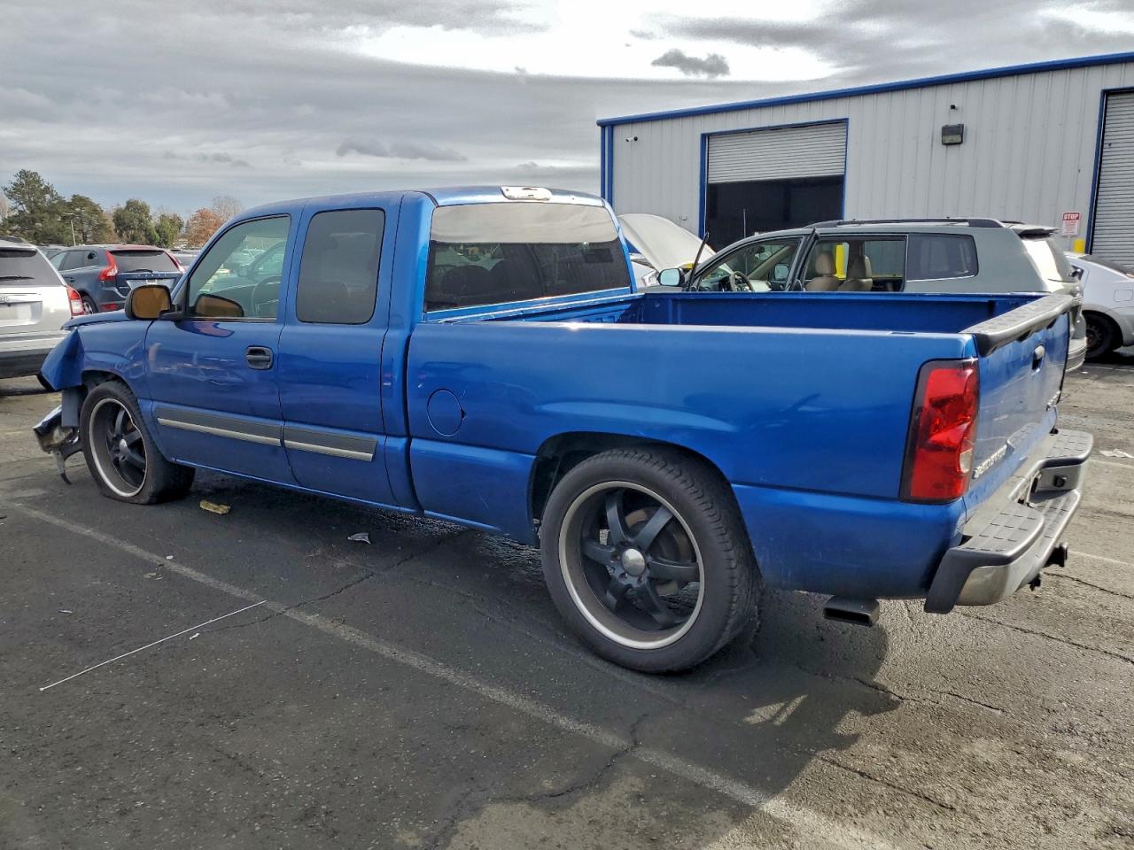 2003 CHEVROLET SILVERADO C1500 photo 2