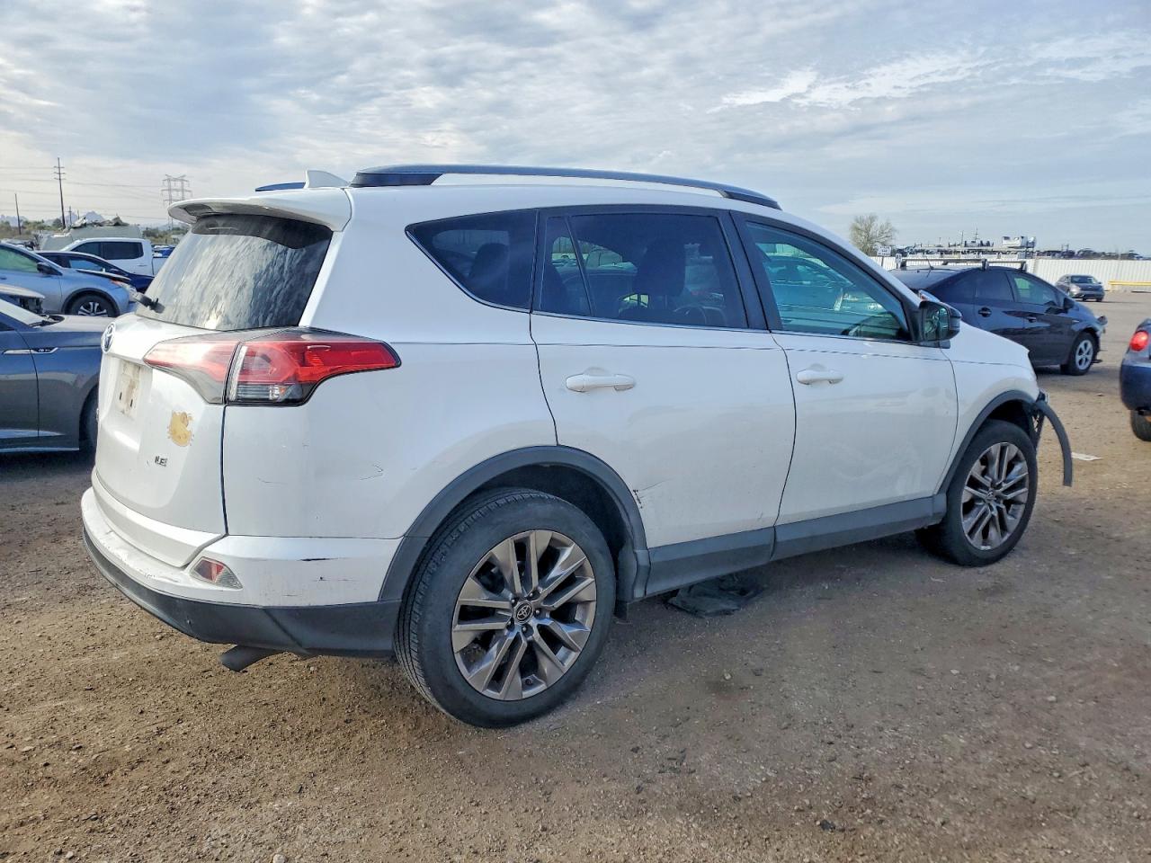 2017 TOYOTA RAV4 LE photo 3
