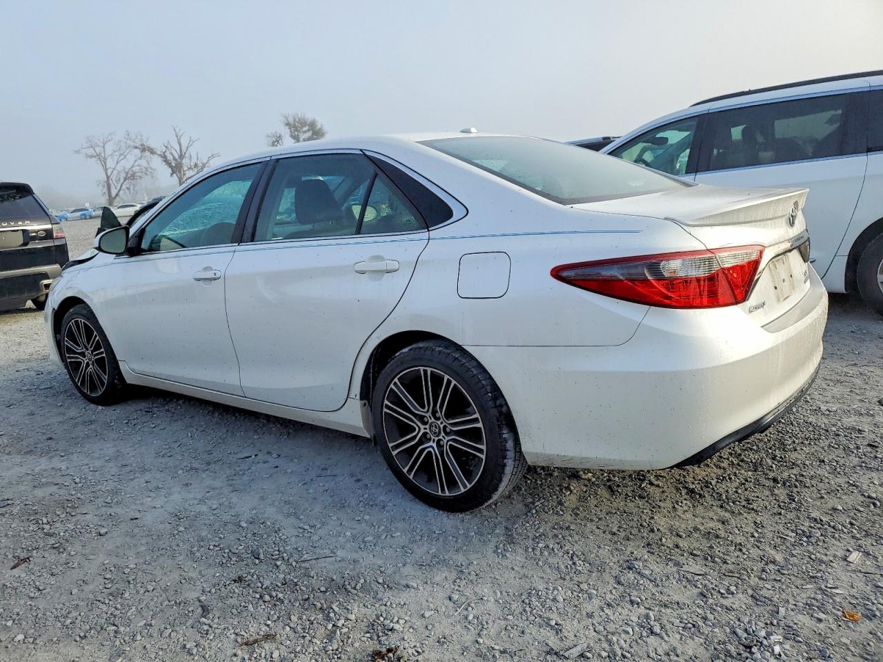 2016 TOYOTA CAMRY LE photo 2