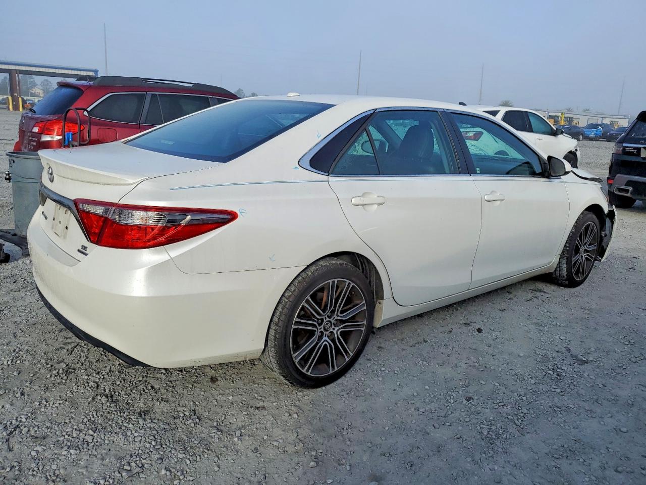 2016 TOYOTA CAMRY LE photo 3