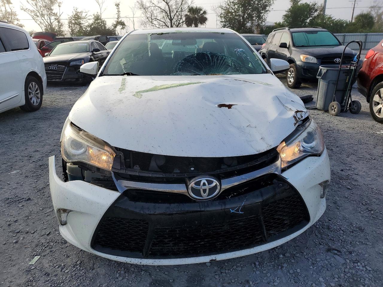2016 TOYOTA CAMRY LE photo 5