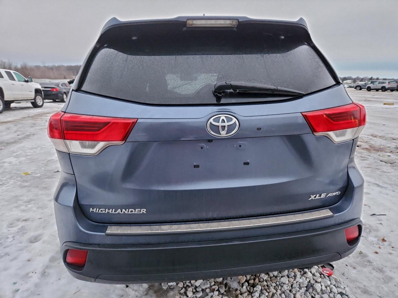 2019 TOYOTA HIGHLANDER SE photo 11