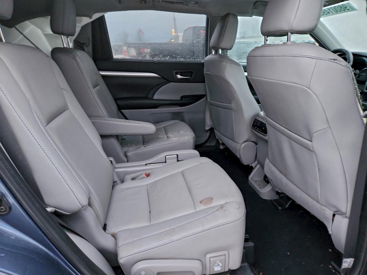 2019 TOYOTA HIGHLANDER SE photo 19