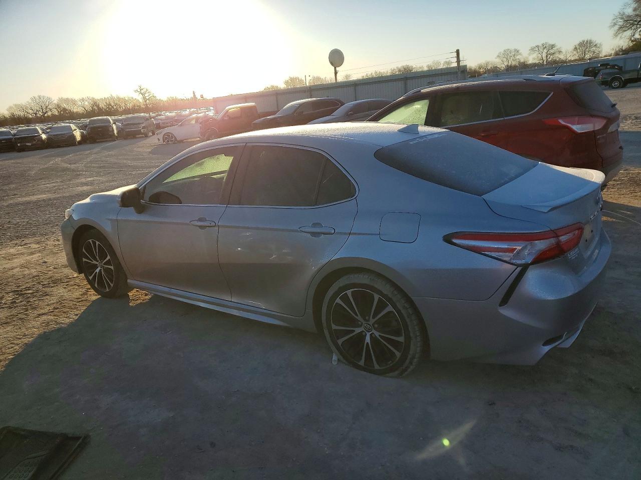 2020 TOYOTA CAMRY SE photo 2