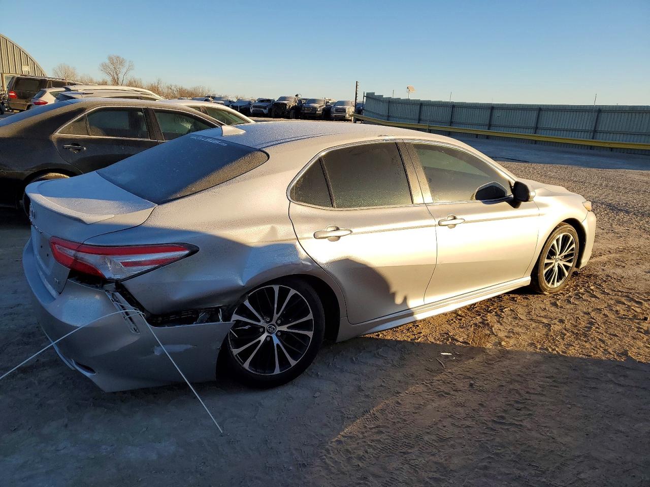 2020 TOYOTA CAMRY SE photo 3