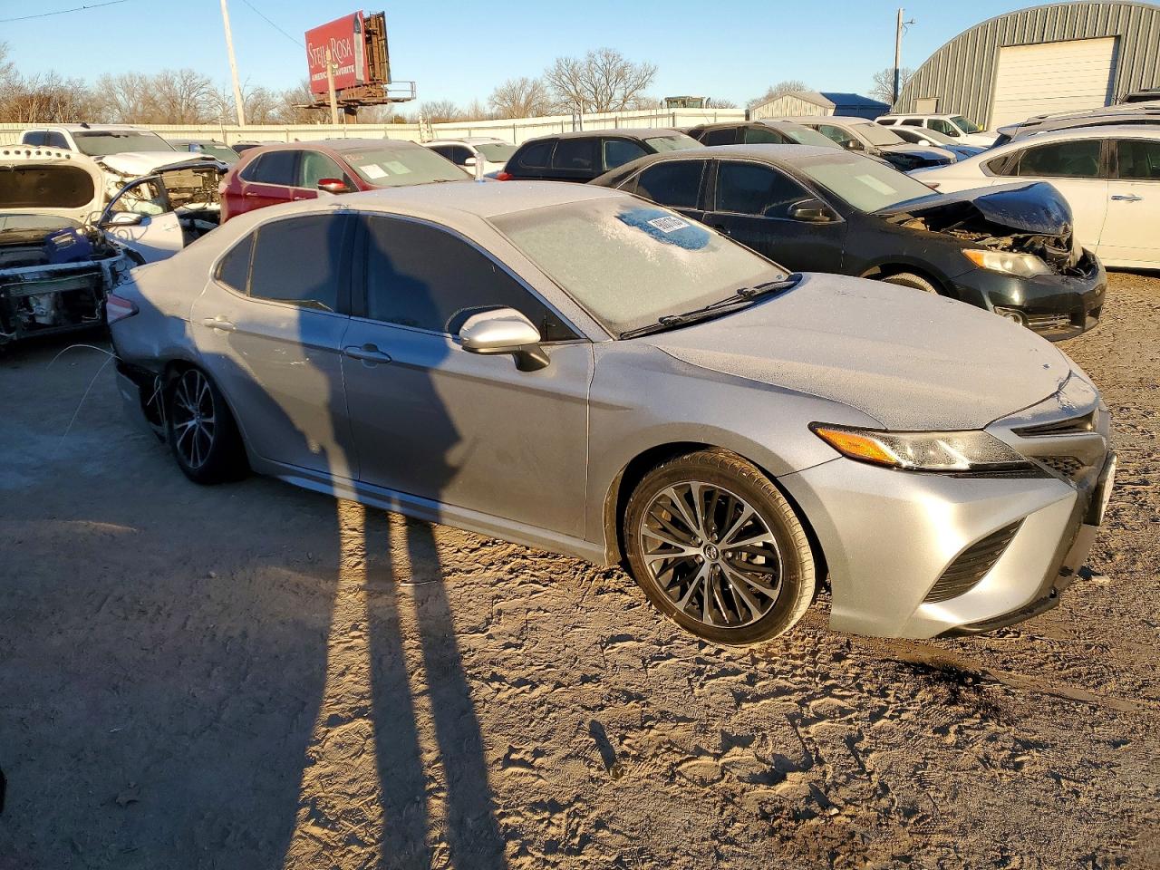 2020 TOYOTA CAMRY SE photo 4