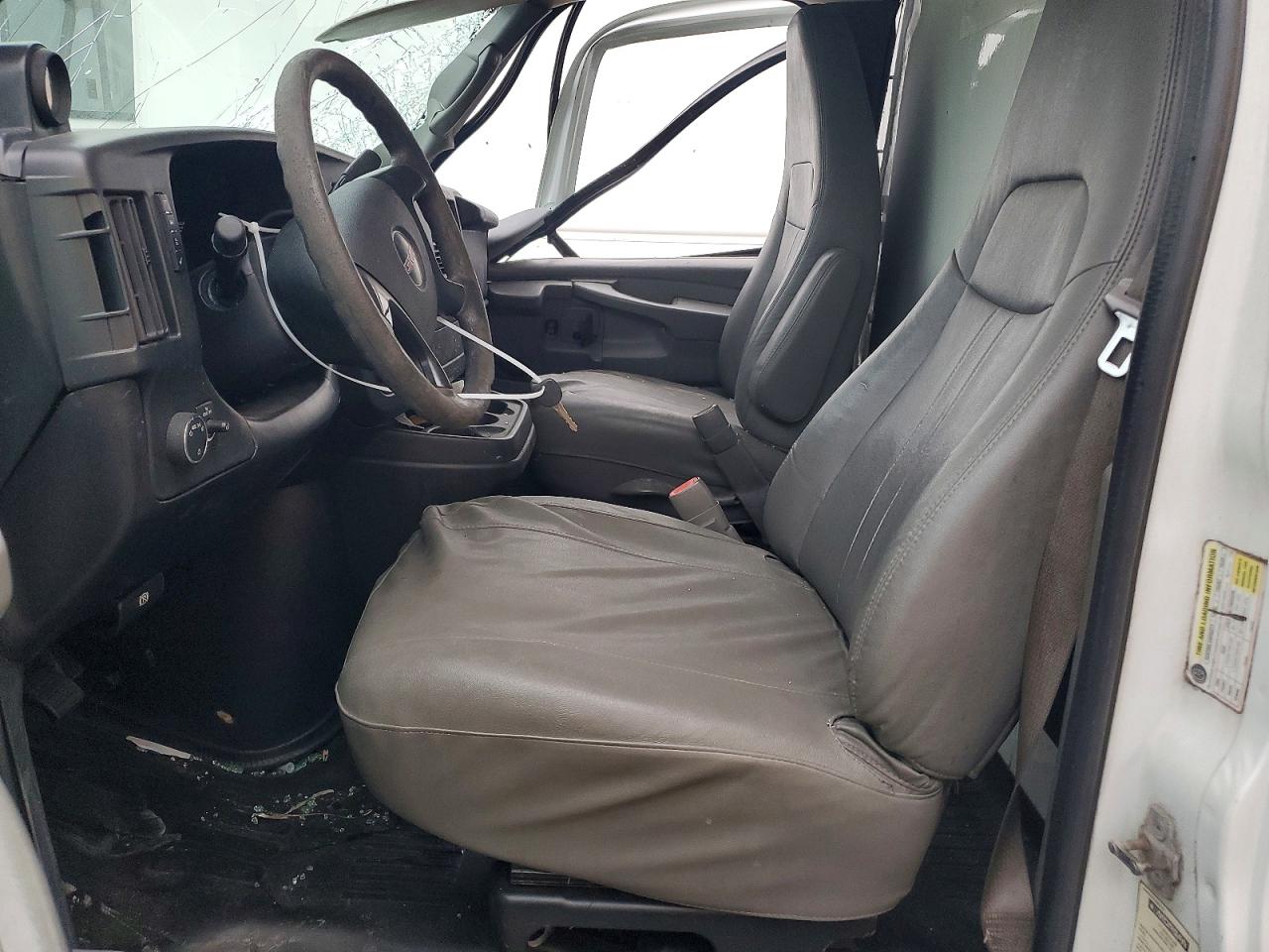 2012 GMC SAVANA BOX TRUCK photo 13