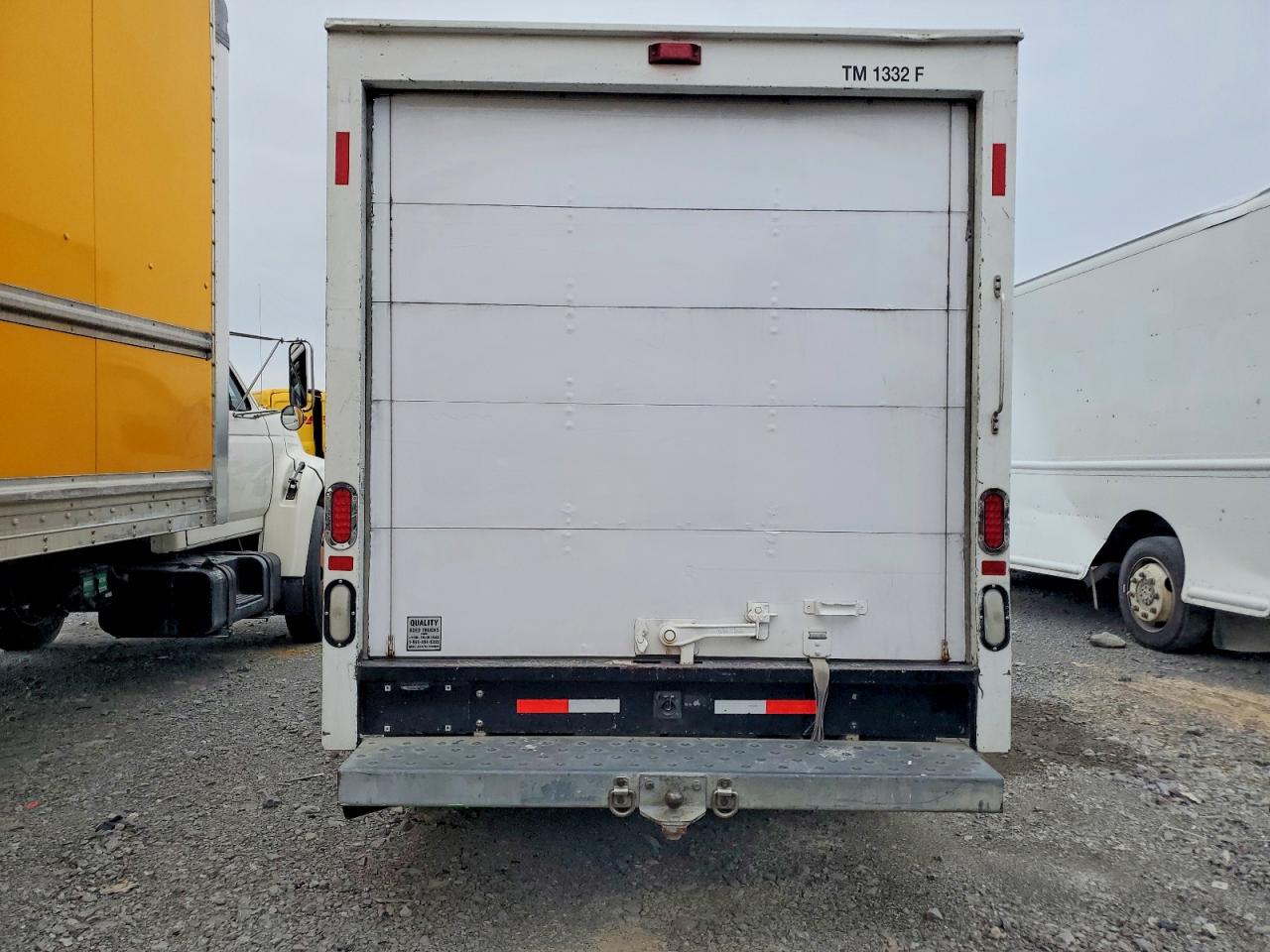 2012 GMC SAVANA BOX TRUCK photo 11