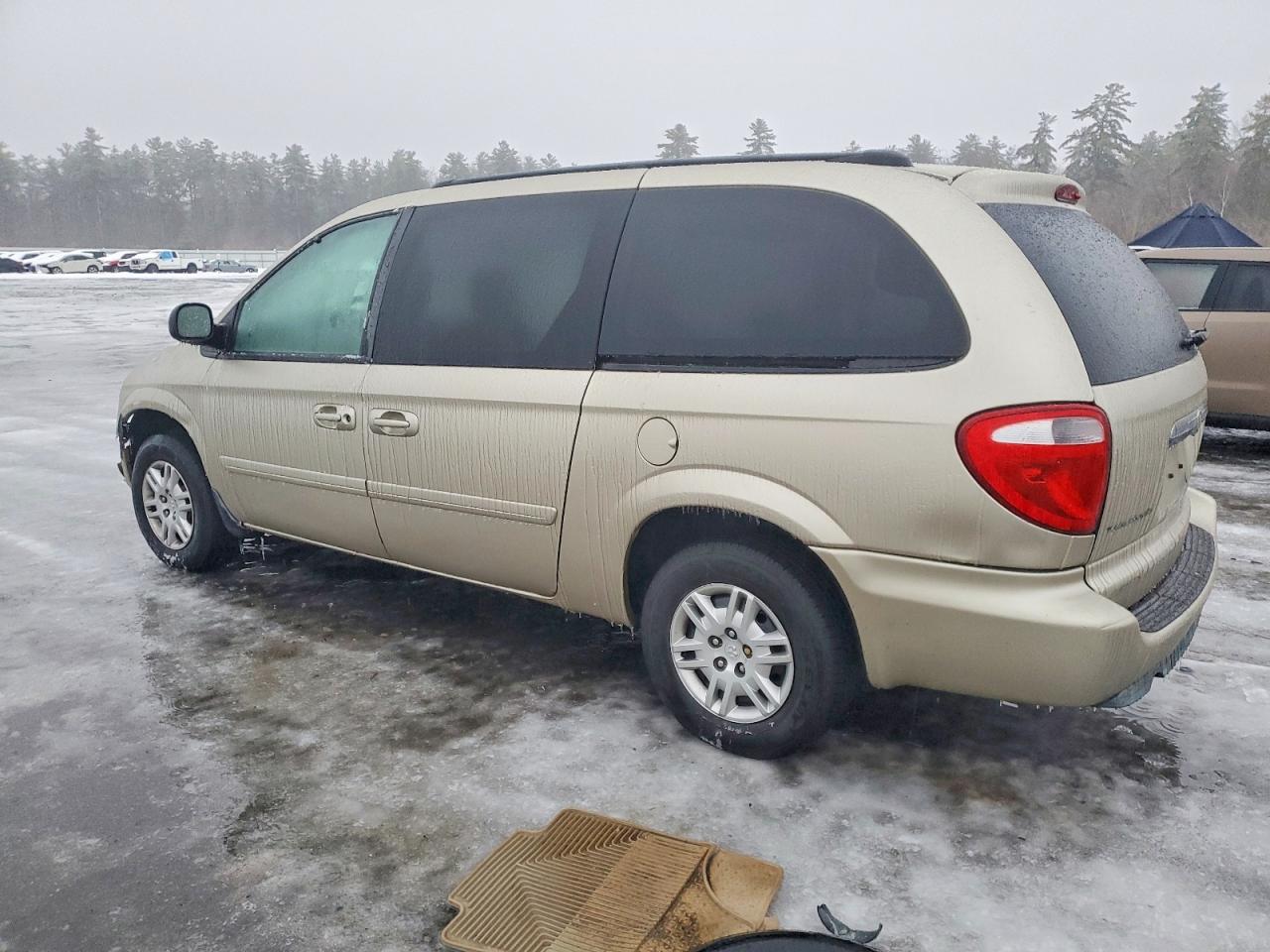 2005 CHRYSLER TOWN & COUNTRY LX photo 4