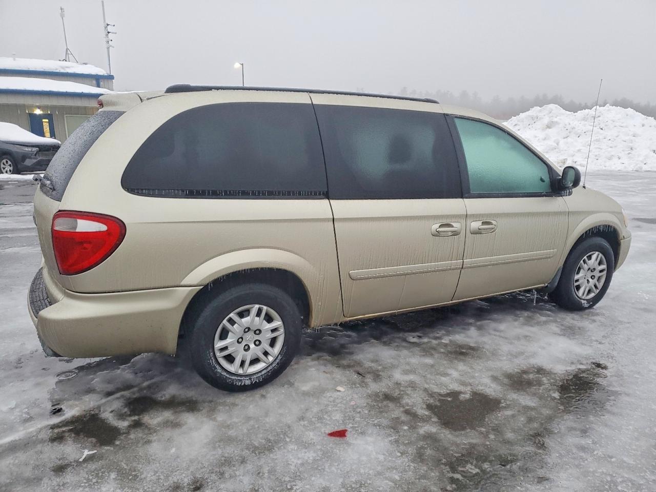 2005 CHRYSLER TOWN & COUNTRY LX photo 7