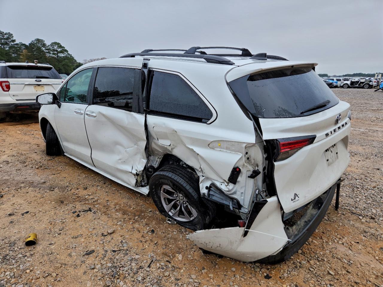 2022 TOYOTA SIENNA XLE photo 2