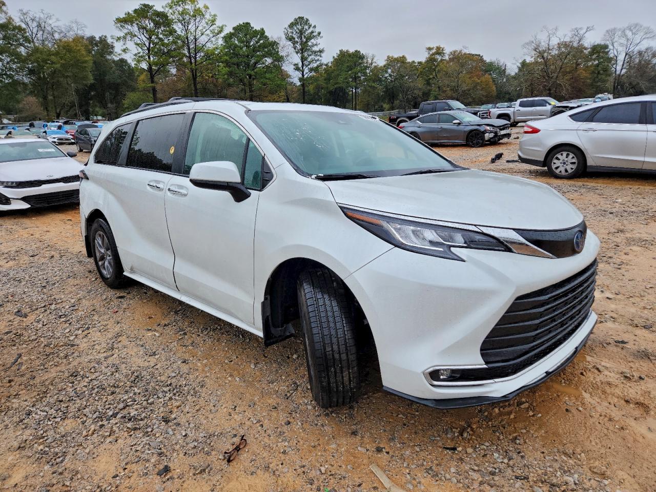 2022 TOYOTA SIENNA XLE photo 4