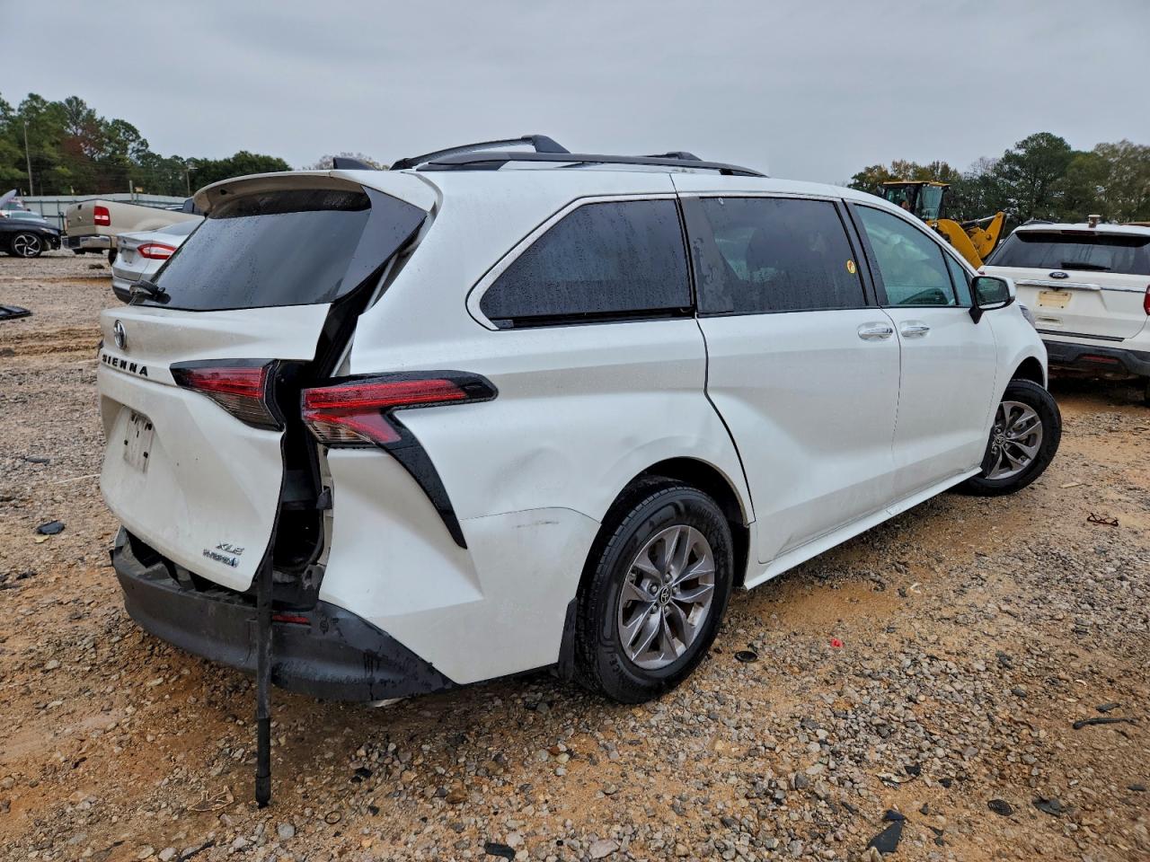 2022 TOYOTA SIENNA XLE photo 3