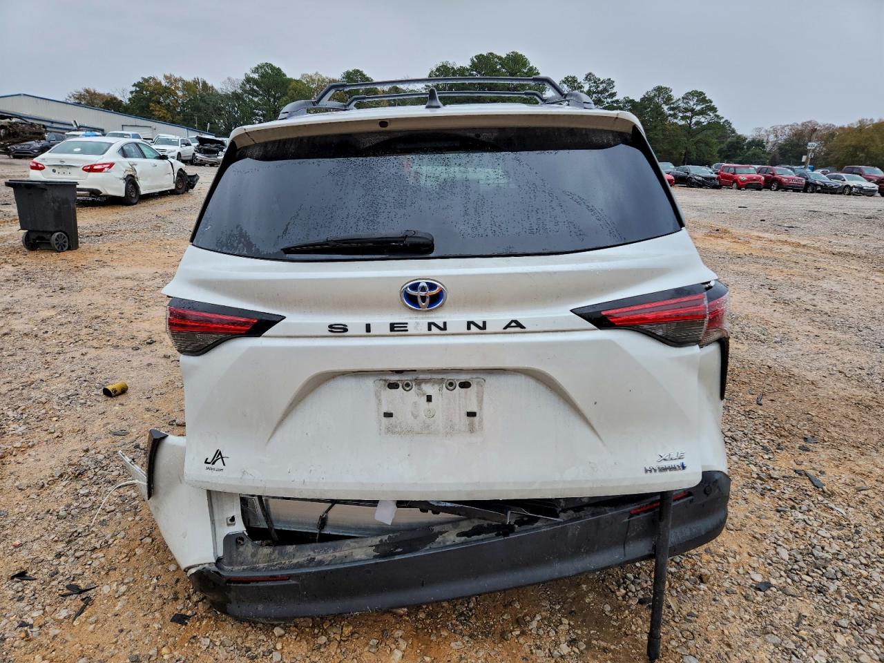 2022 TOYOTA SIENNA XLE photo 6