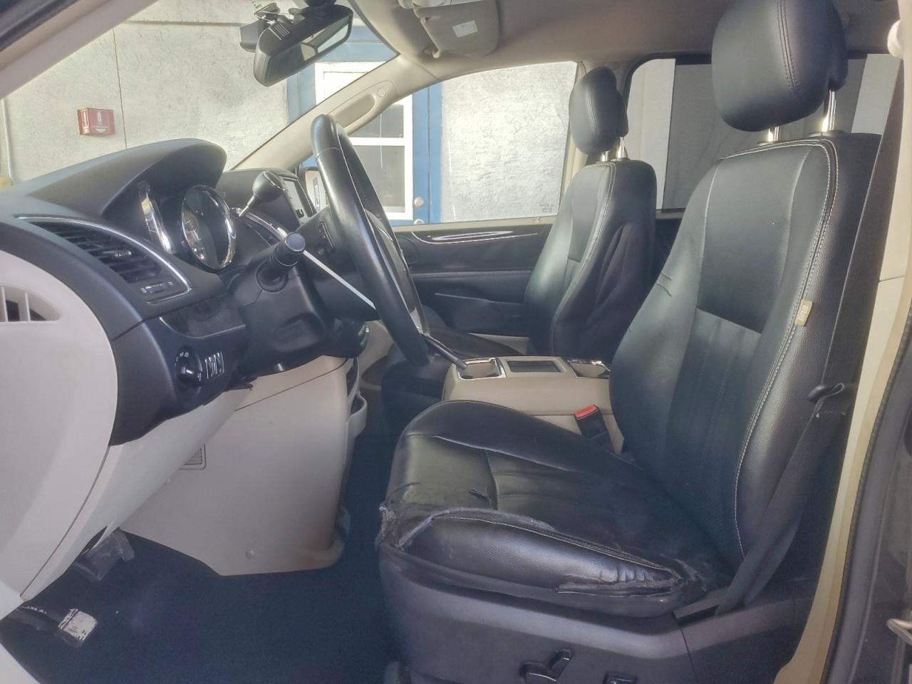 2015 CHRYSLER TOWN & COUNTRY TOURING L photo 7