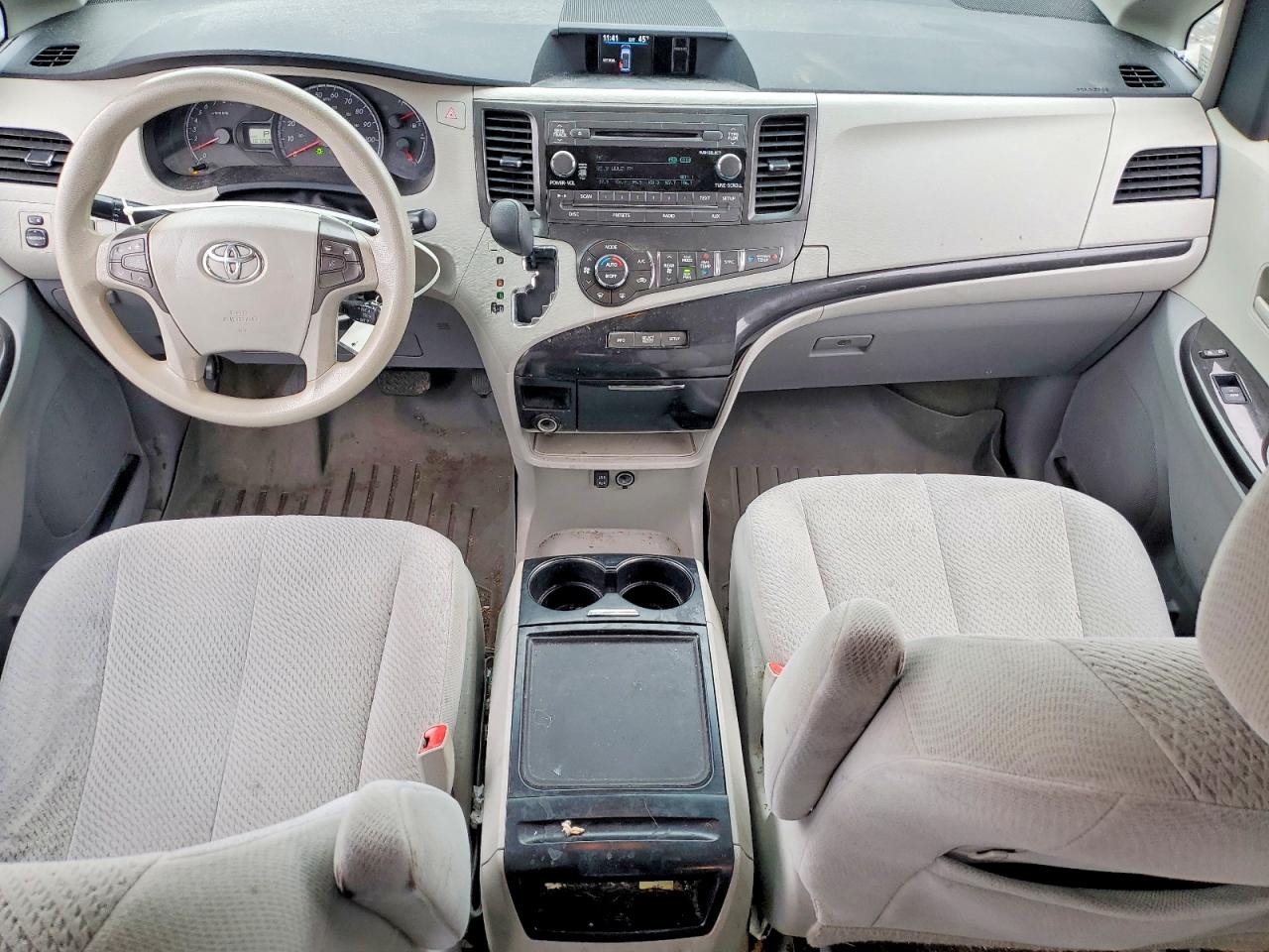 2013 TOYOTA SIENNA LE photo 8