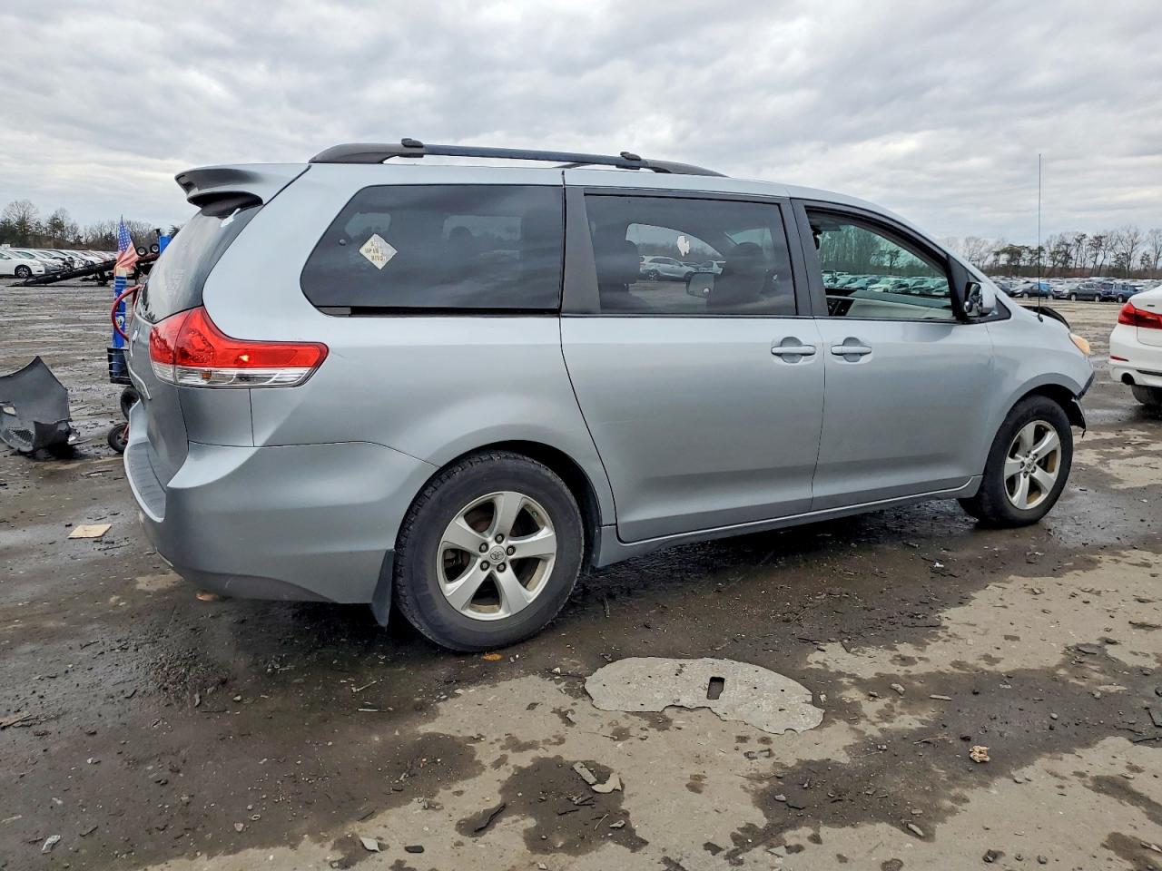 2013 TOYOTA SIENNA LE photo 3