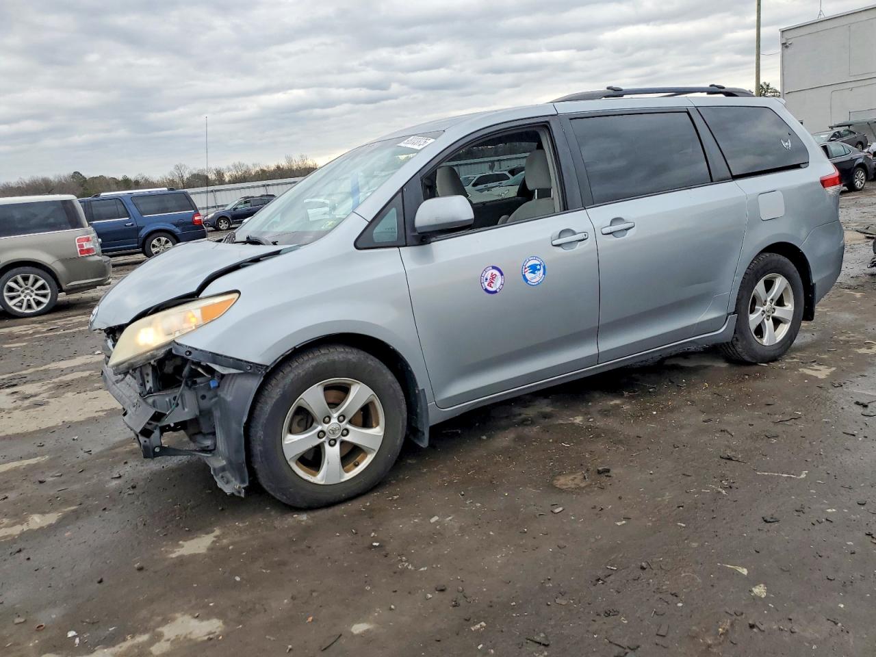 2013 TOYOTA SIENNA