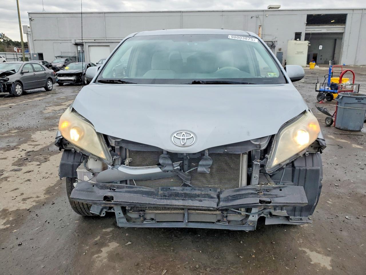 2013 TOYOTA SIENNA LE photo 5