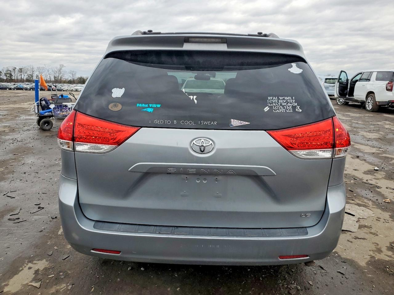 2013 TOYOTA SIENNA LE photo 6