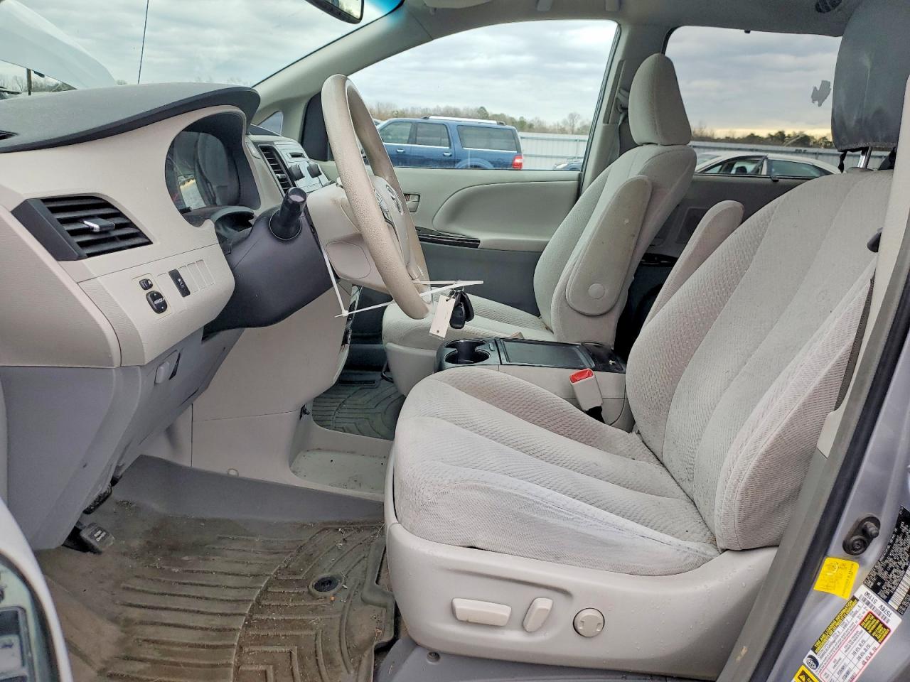 2013 TOYOTA SIENNA LE photo 7