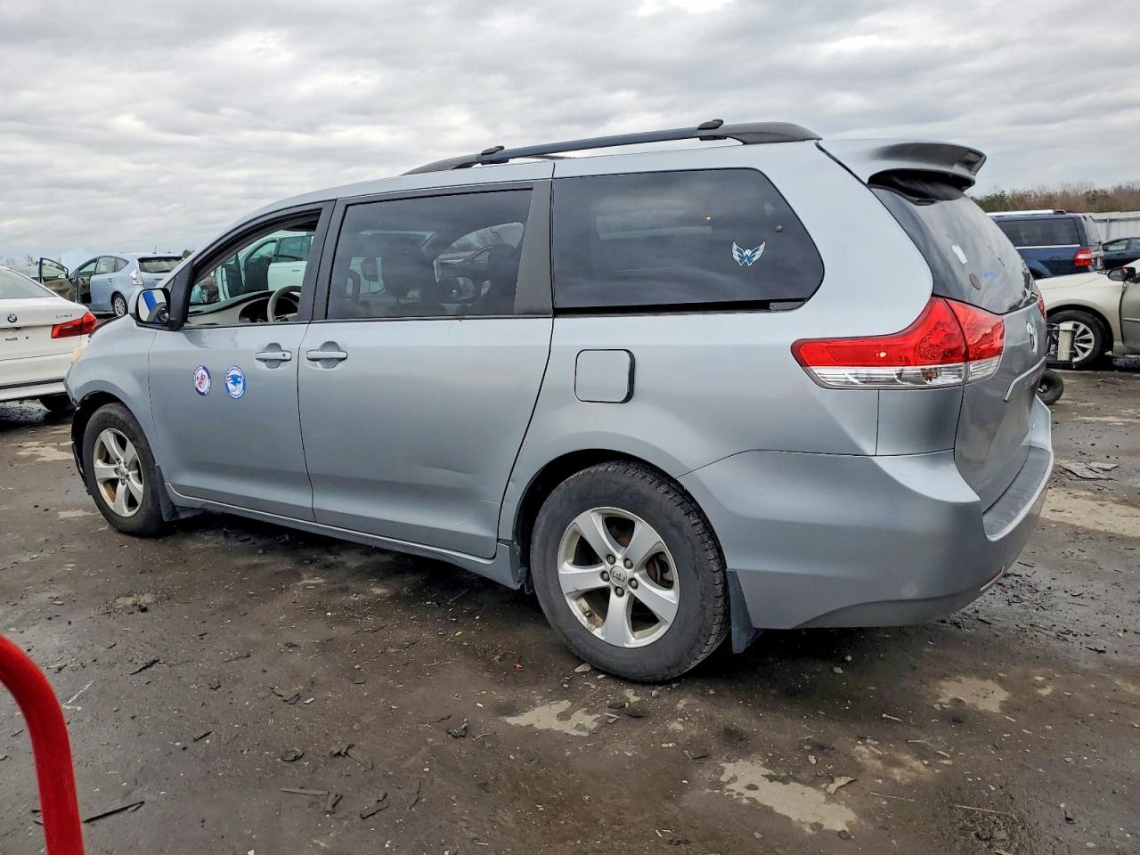 2013 TOYOTA SIENNA LE photo 2