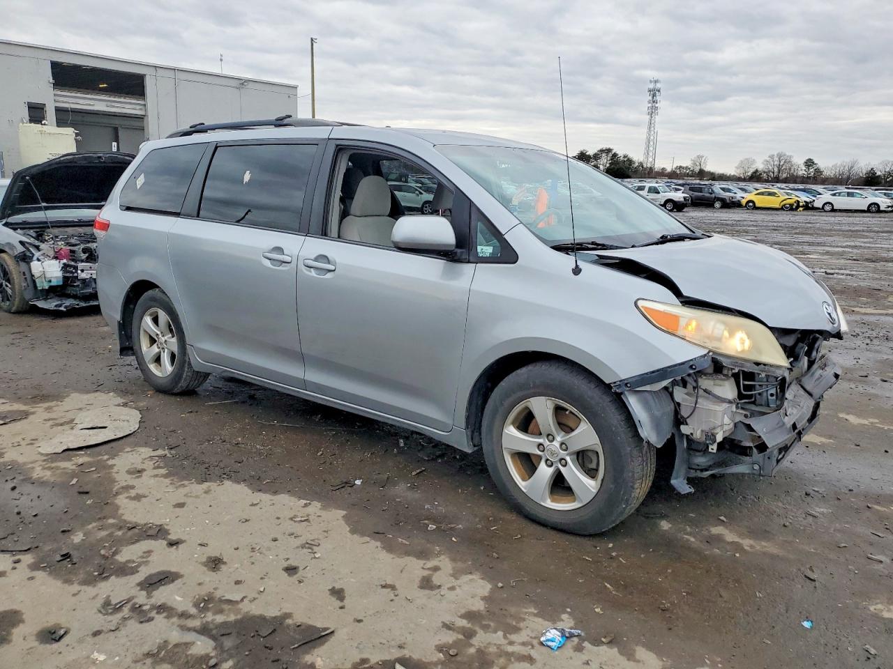 2013 TOYOTA SIENNA LE photo 4