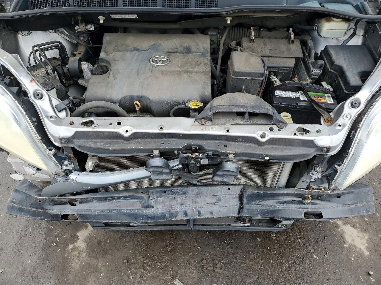 2013 TOYOTA SIENNA LE photo 12