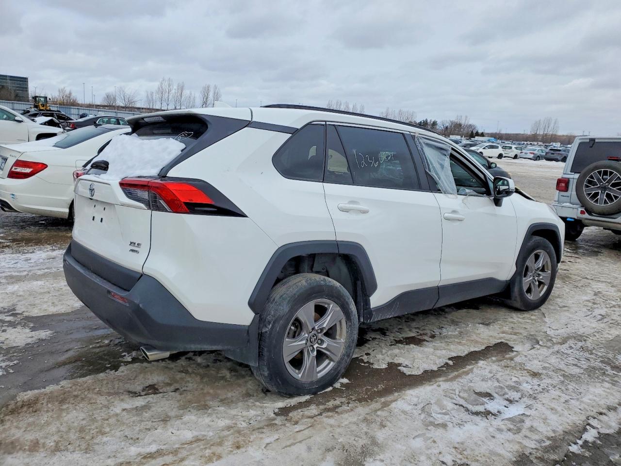 2022 TOYOTA RAV4 XLE photo 3