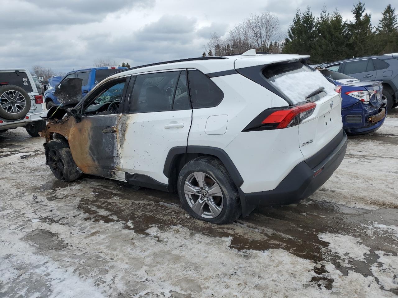 2022 TOYOTA RAV4 XLE photo 2