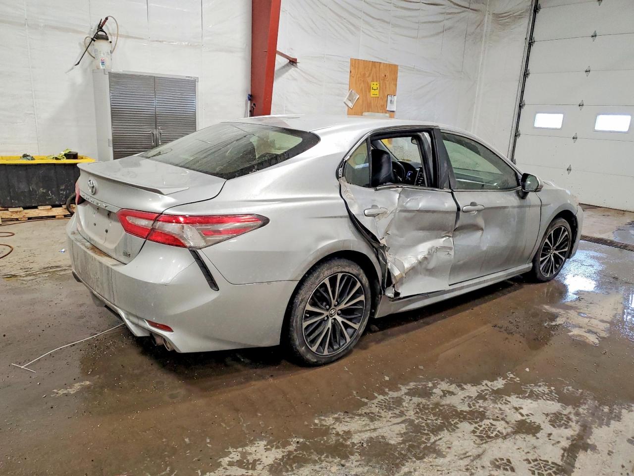 2018 TOYOTA CAMRY L photo 3