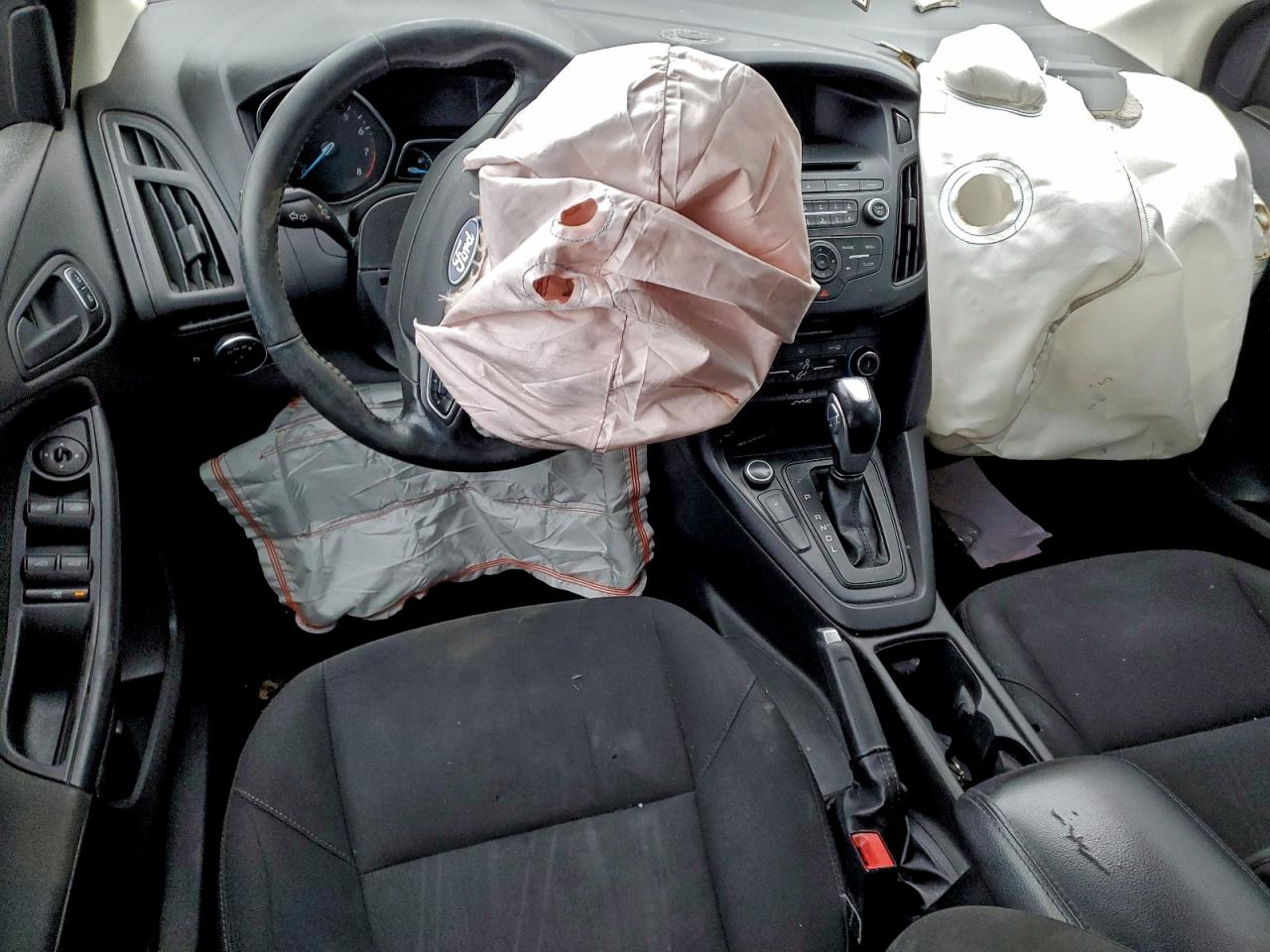 2015 FORD FOCUS SE photo 8