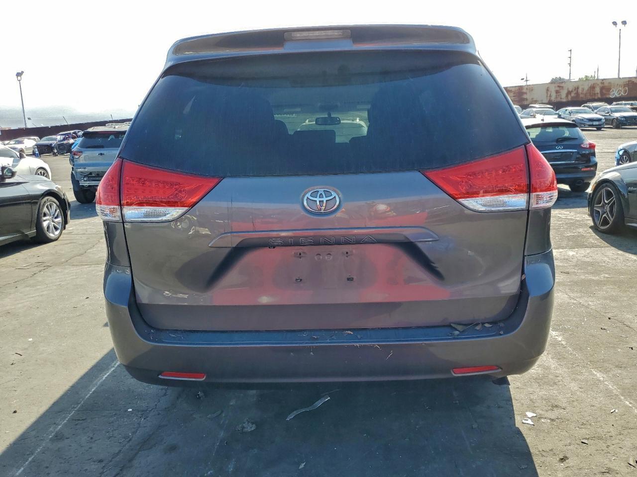 2013 TOYOTA SIENNA LE photo 6