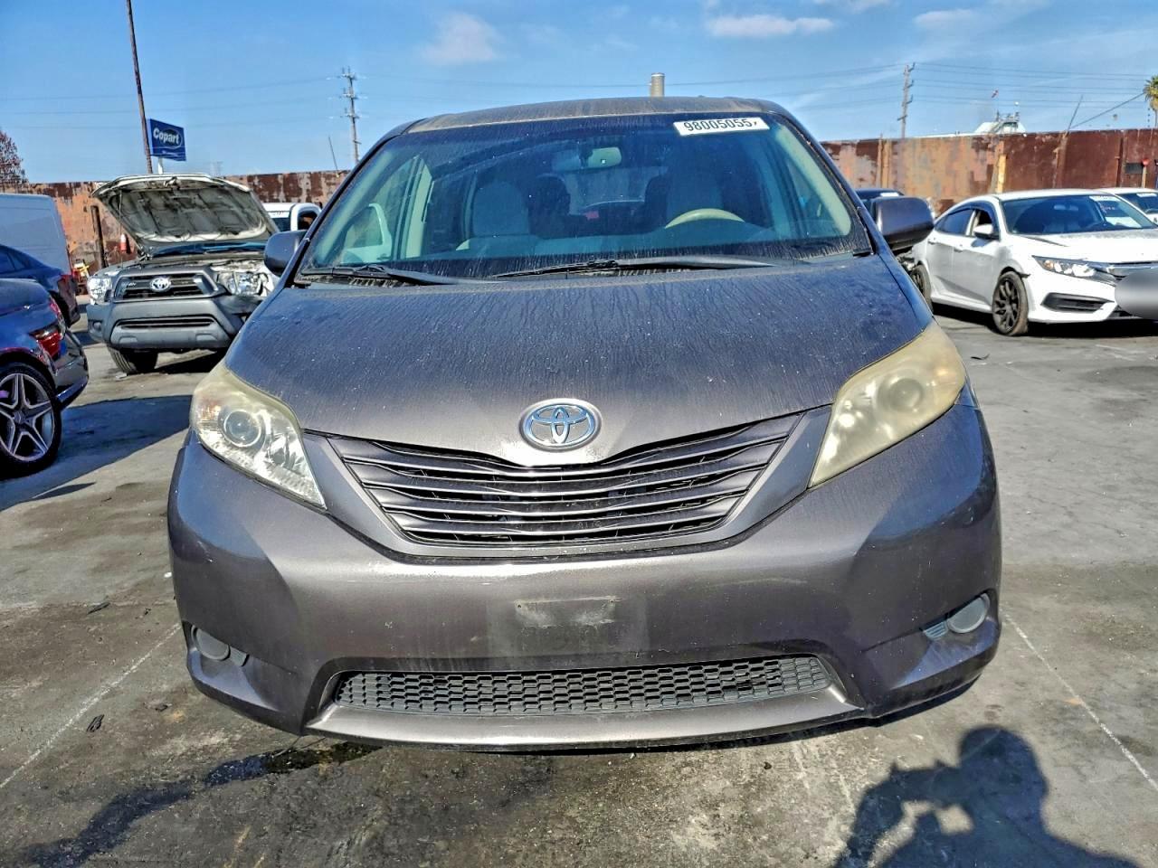 2013 TOYOTA SIENNA LE photo 5