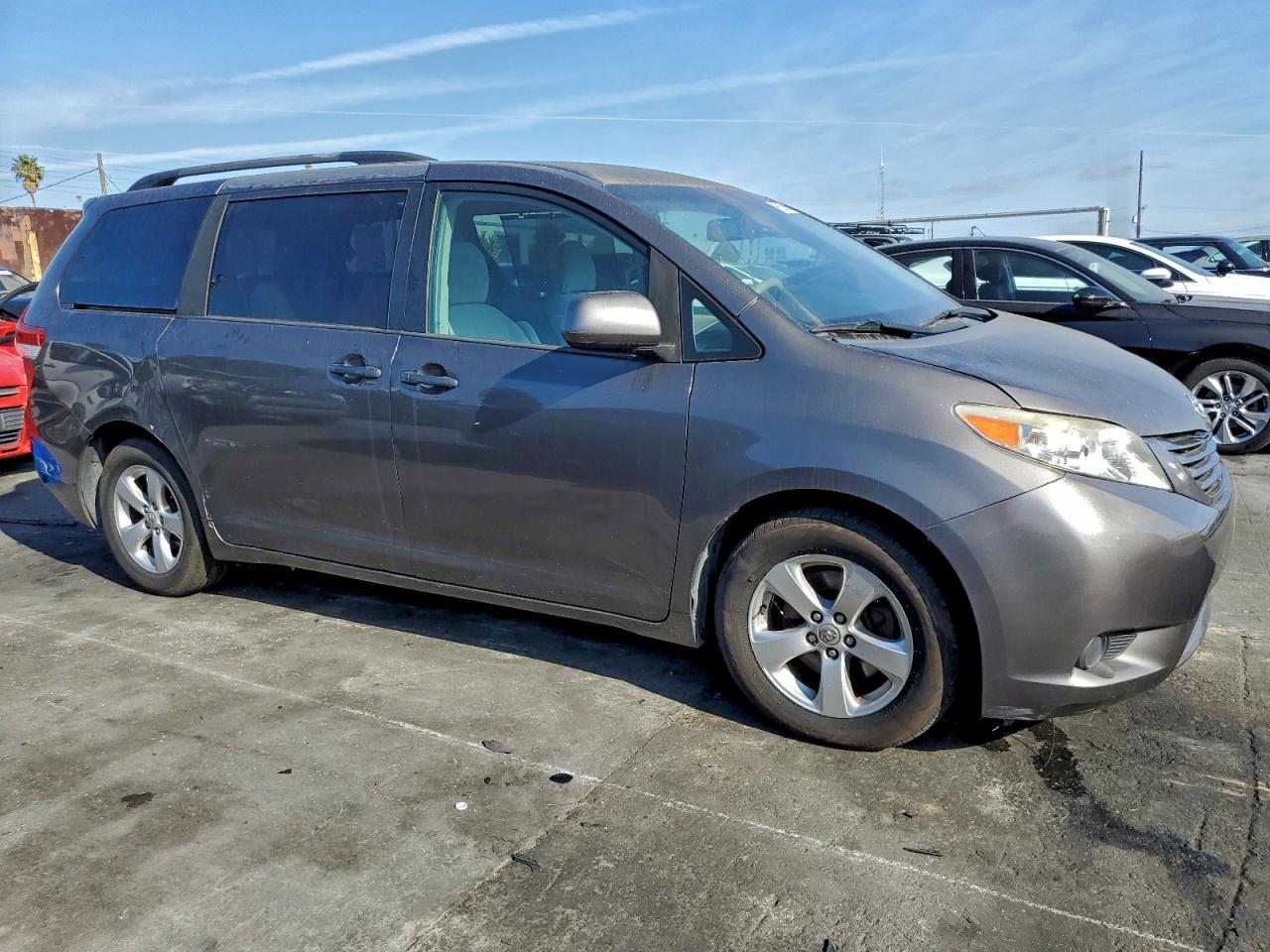 2013 TOYOTA SIENNA LE photo 4