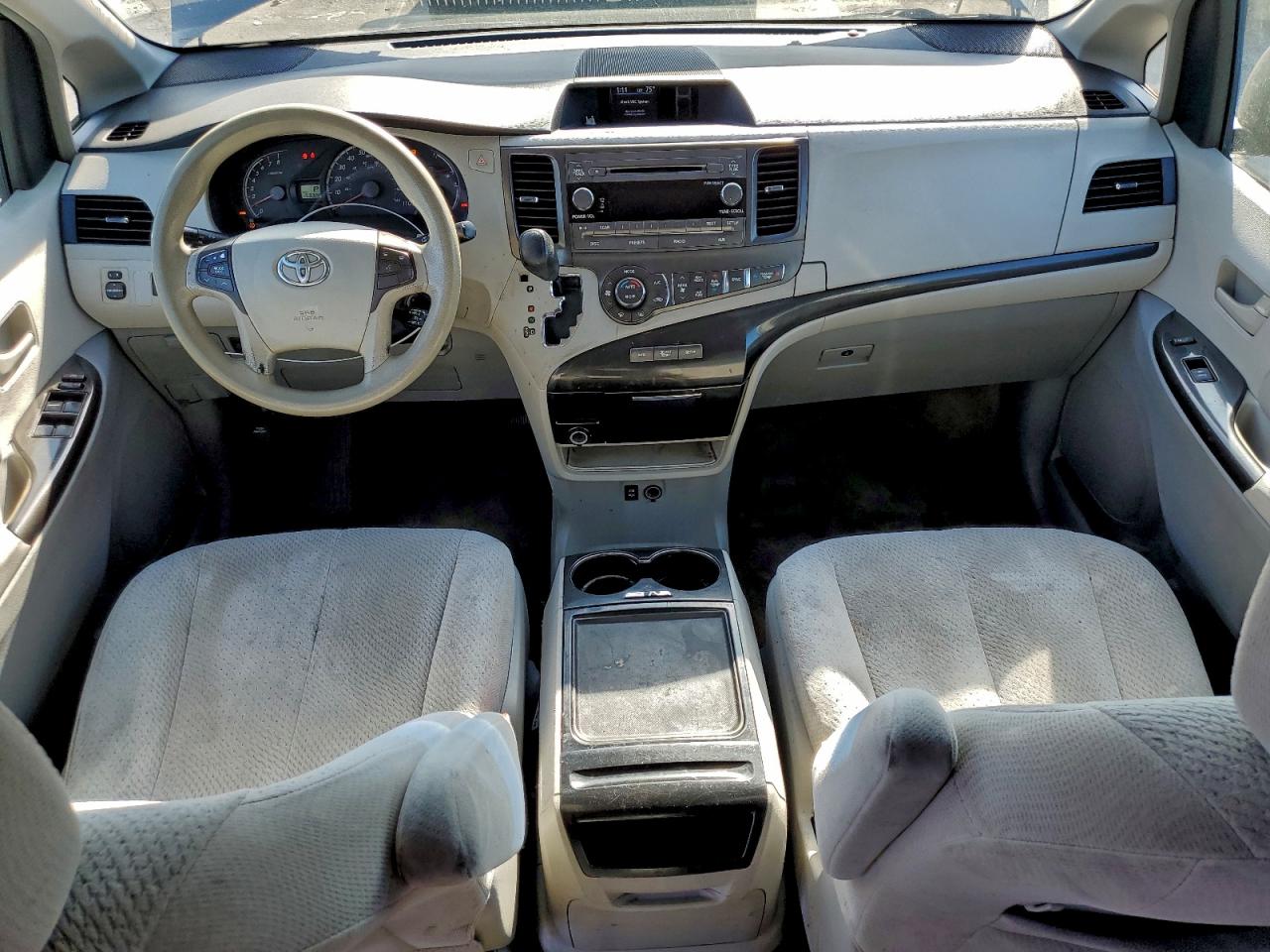 2013 TOYOTA SIENNA LE photo 8