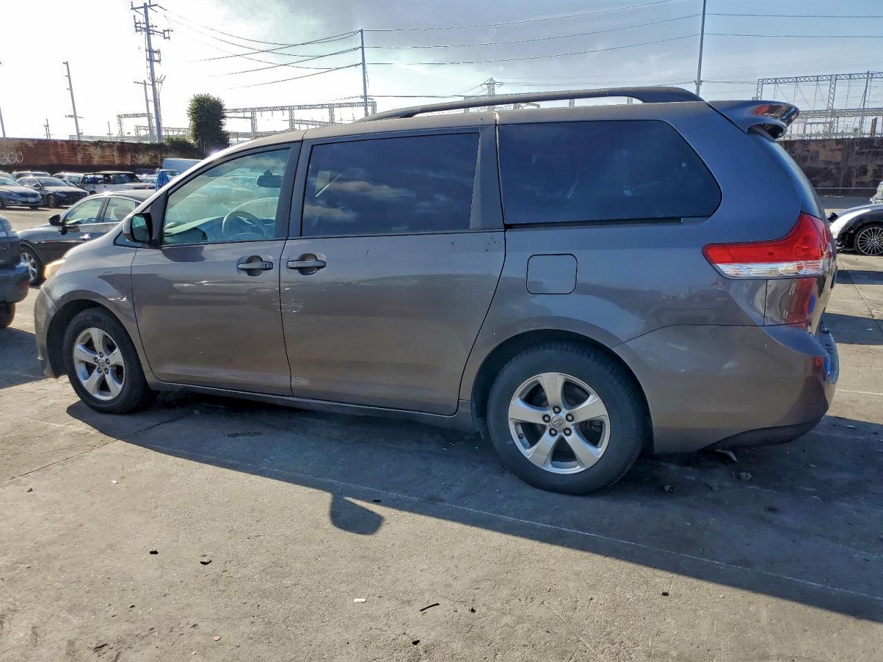 2013 TOYOTA SIENNA LE photo 2