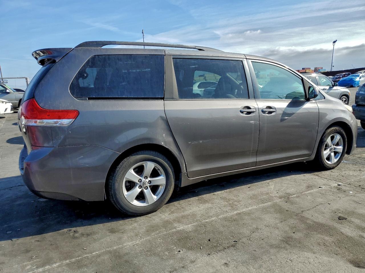 2013 TOYOTA SIENNA LE photo 3