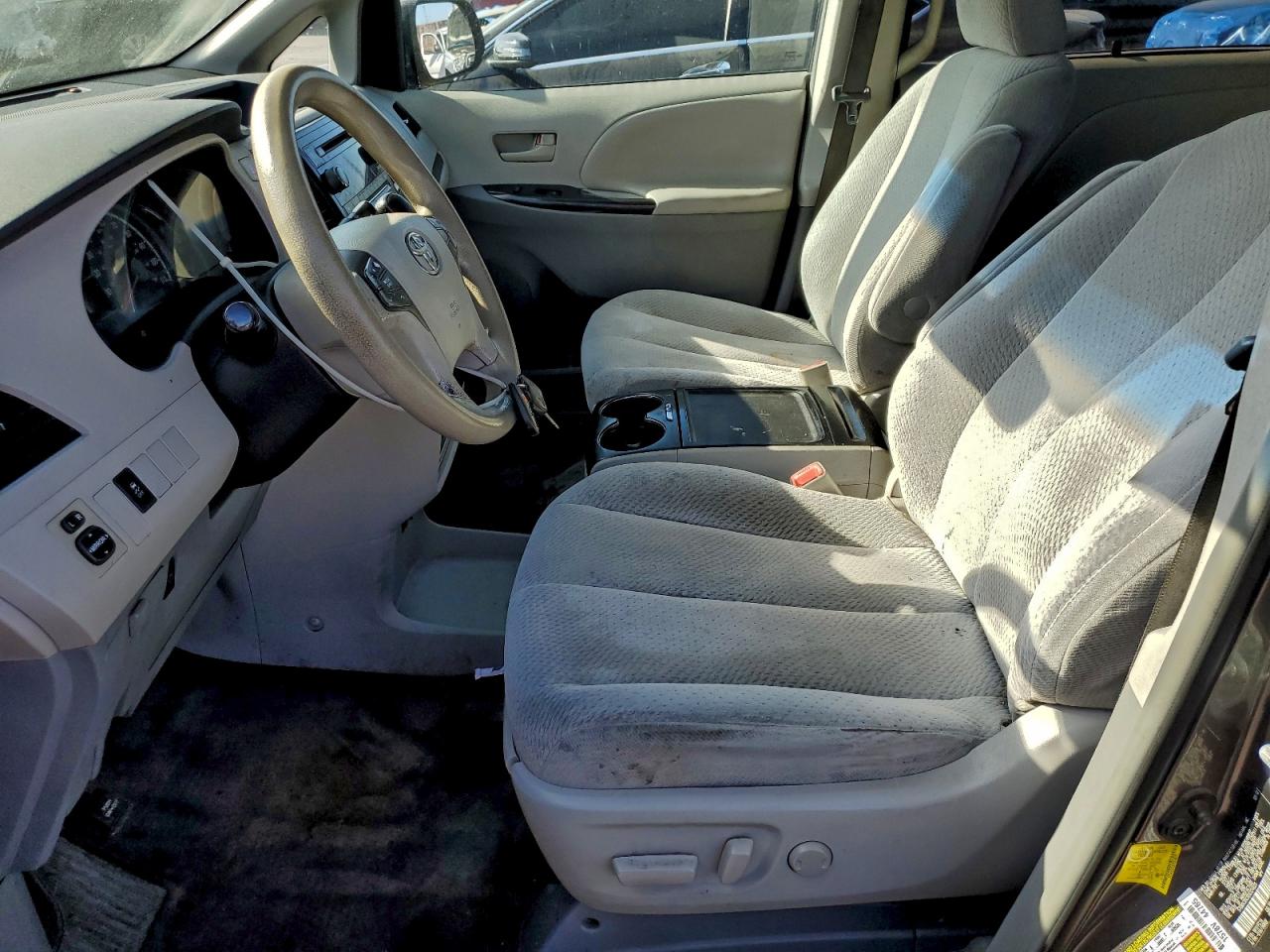 2013 TOYOTA SIENNA LE photo 7