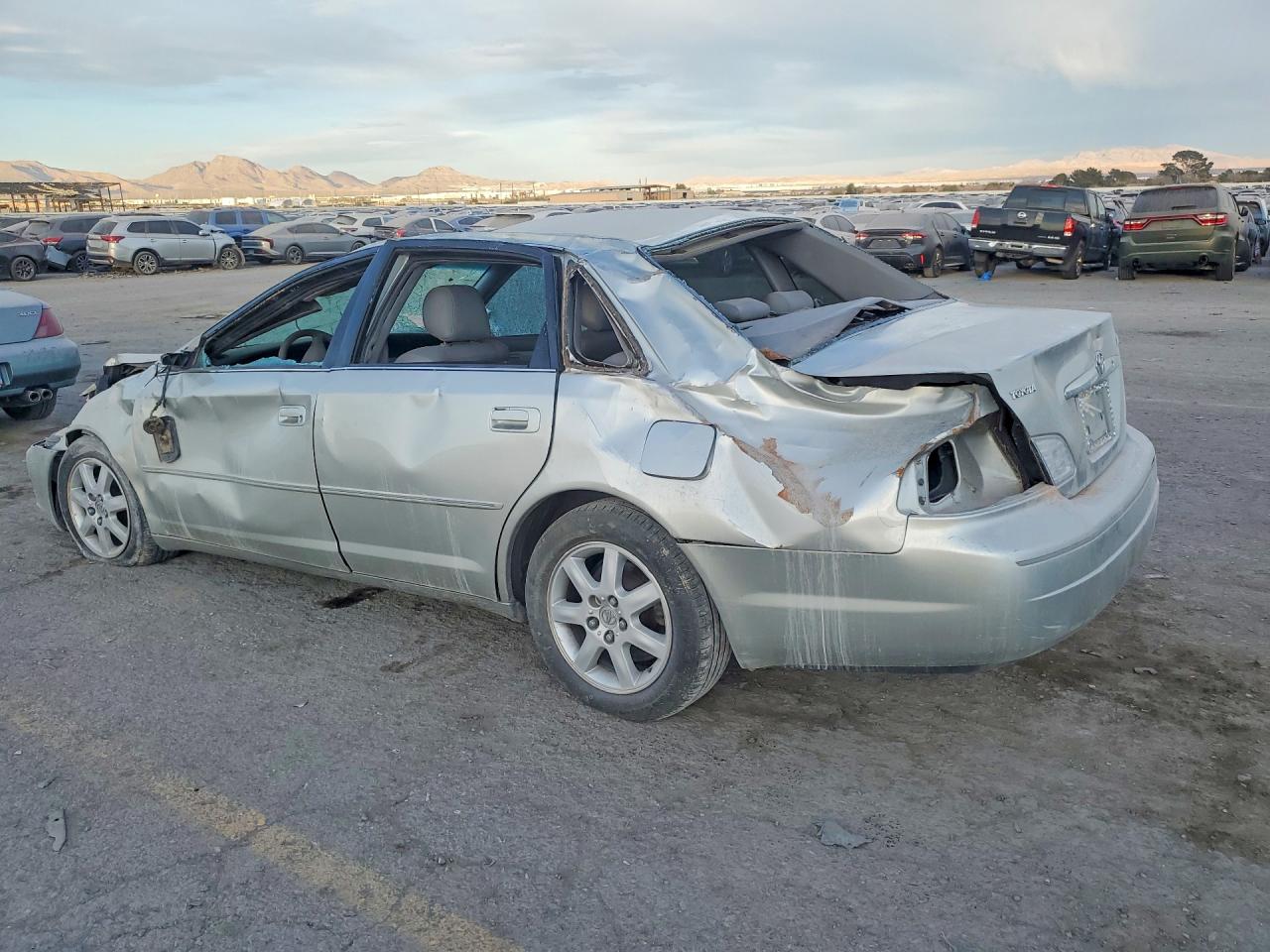 2000 TOYOTA AVALON XL photo 2