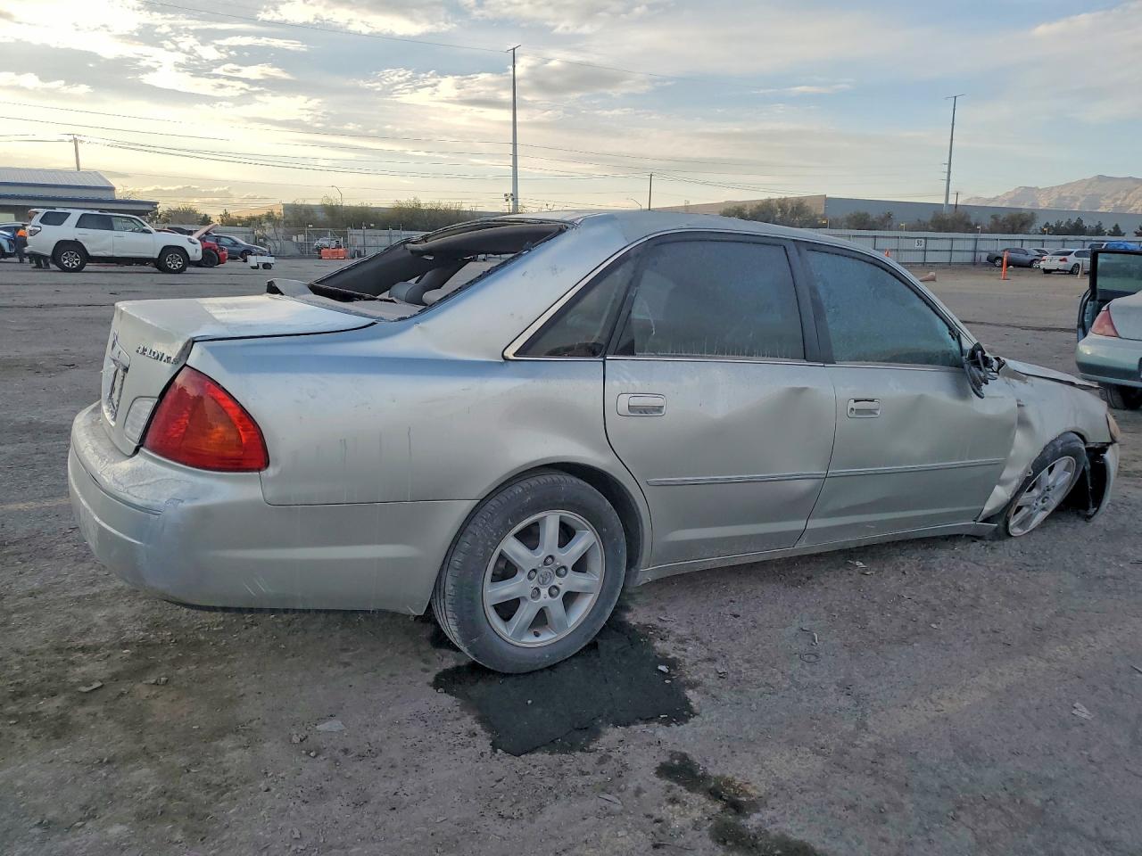 2000 TOYOTA AVALON XL photo 3