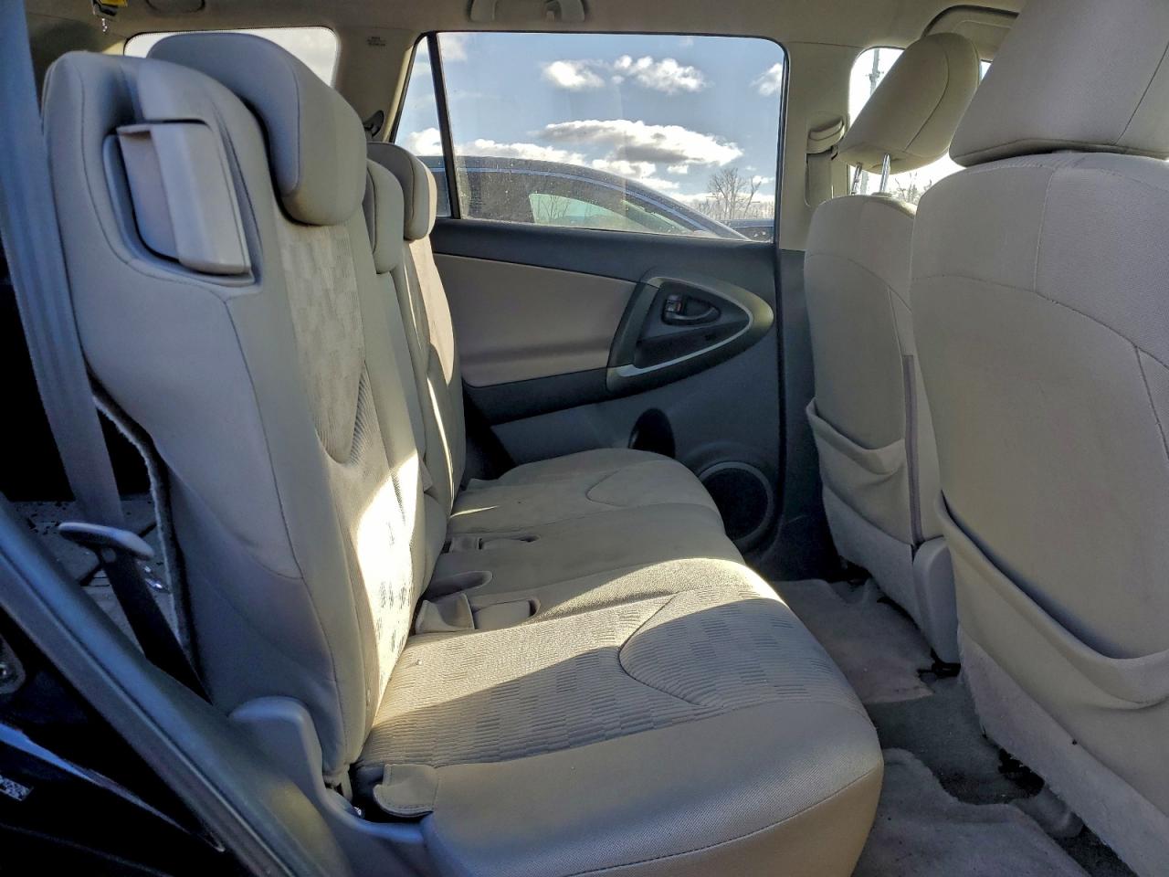 2011 TOYOTA RAV4 photo 11