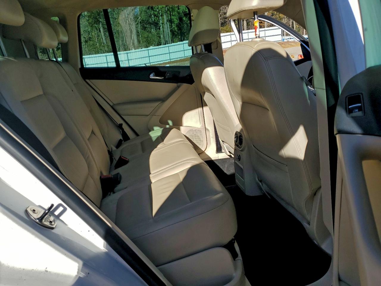 2011 VOLKSWAGEN TIGUAN S photo 21