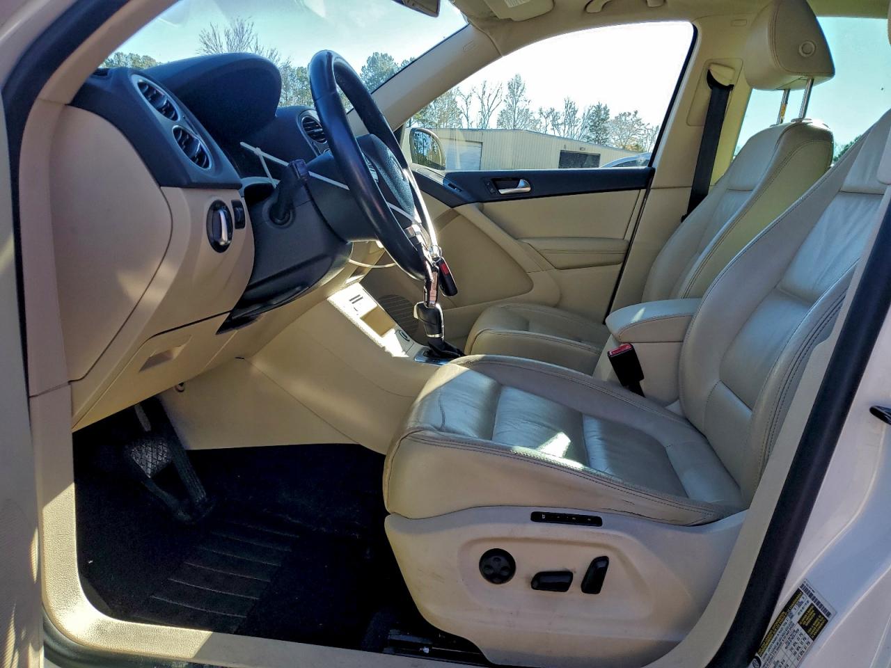 2011 VOLKSWAGEN TIGUAN S photo 13