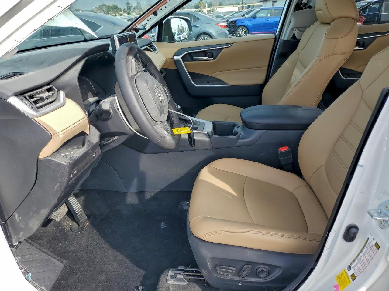 2025 TOYOTA RAV4 XLE PREMIUM photo 7