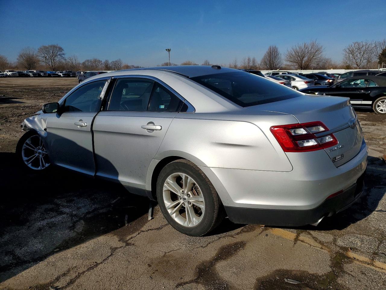 2018 FORD TAURUS SEL photo 2