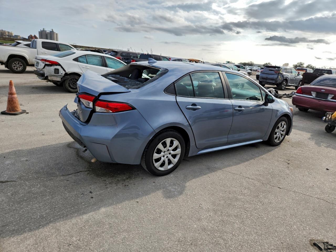 2023 TOYOTA COROLLA LE photo 3